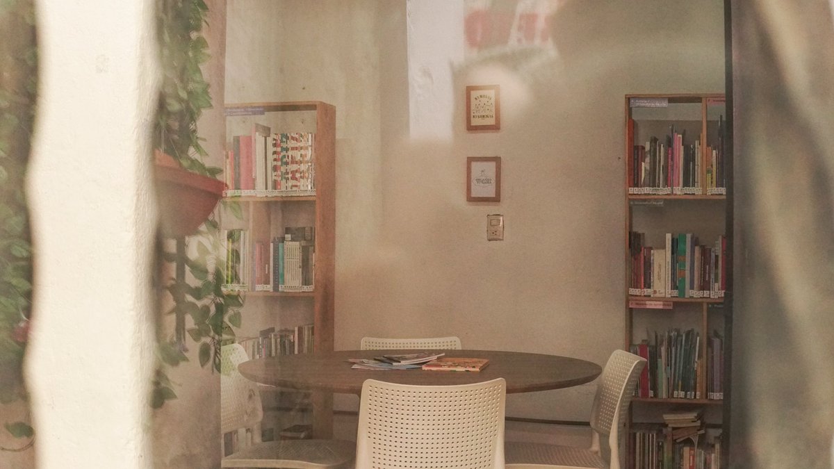 Hoy celebramos a quienes cuidan libros, archivos y memorias 🌿📚 Gracias a las bibliotecarias descubrimos nuevos mundos. También celebramos a cada revoltosa que ha cuidado el archivo en la Biblioteca Rossina Cazali ✨