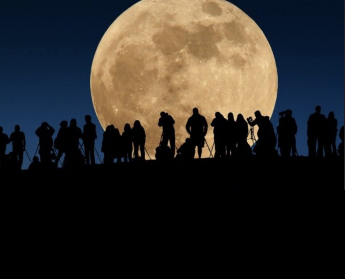 #مساء_الخيرᅠ 
#صوره_اليوم 

خلك مثل نـور القمر في مباديك
كل ً  ليا  من  شافك  تسر  عـينـه

اكشخ بثوب العيد طيلت لياليك
حـتى لو إنك ماخذ الثوب ديـنـه