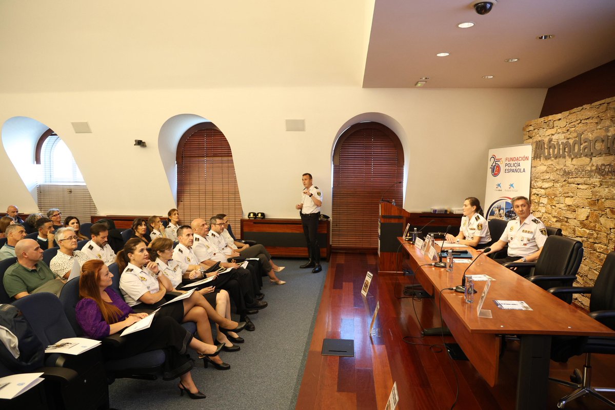 Policía Nacional (@policia) on Twitter photo <a href="/Afundacion_org/">Afundación</a> ➡️Abrimos con la ponencia “200 años de la Unidad de Caballería: desde los celadores reales hasta la actualidad” de la mano de Juan Carlos Cillán, inspector jefe y jefe de la Sección Operativa Central de la Unidad Especia de Caballería
👮🏻♀️🐴Un repaso por las funciones y <a href="/Afundacion_org/">Afundación</a> ➡️Abrimos con la ponencia “200 años de la Unidad de Caballería: desde los celadores reales hasta la actualidad” de la mano de Juan Carlos Cillán, inspector jefe y jefe de la Sección Operativa Central de la Unidad Especia de Caballería
👮🏻♀️🐴Un repaso por las funciones y