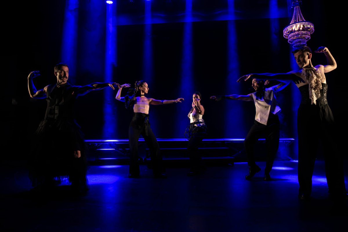 Este fin de semana estrenamos la versión en castellano de R&amp;J 🖤 Viernes 3, sábado 4 y domingo 5 de octubre en Sala BBK 🗡️ El viernes casi agotado... tic, tac, tic, tac 📲 sarrerak.bbk.eus/es/espectaculo…