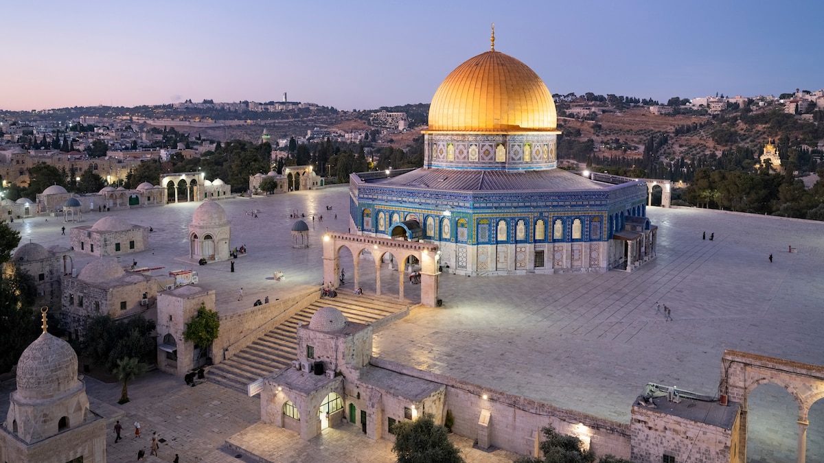 How did the expansion of Islam out of the Arab peninsular affect Palestine in the seventh century?
