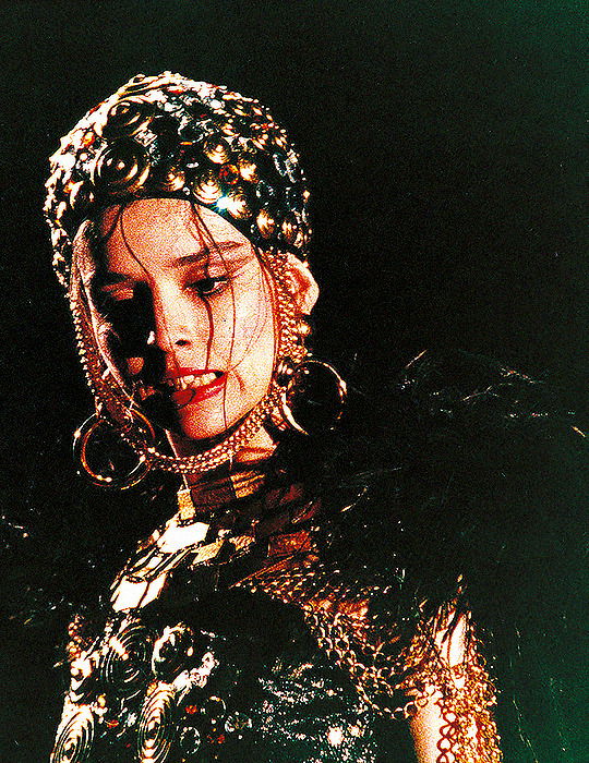 Happy Birthday to Cristina Marsillach (b. 1963). Already acclaimed on stage and screen, she was cast as Betty in Argento’s Opera, where she embodied the fear and fragility of an artist under siege. A role that secured her place in horror history. 🎭🩸