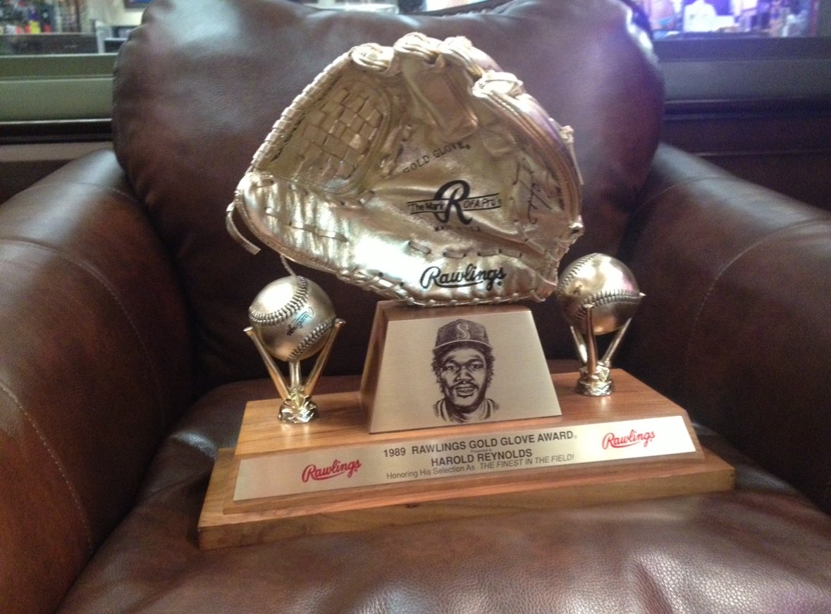 JakeInWisconsin's tweet photo. The Gold Glove that DP Show was talking about. Fun fact: the baseballs are completely loose on it and you can position them however you want https://t.co/flyn6D2sUh