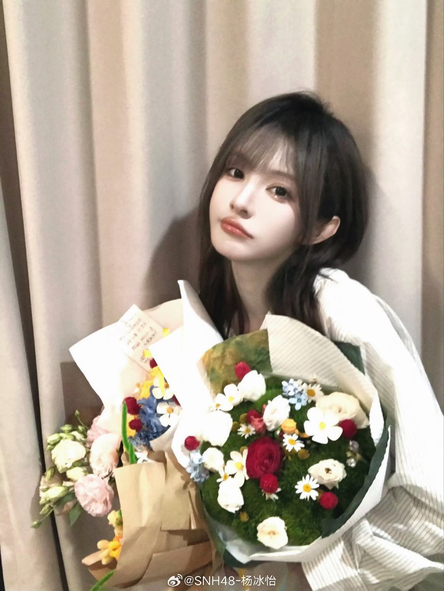 ㅈㅈ하게 이건 걍 여친이잖아 
내 여친이 오늘 나를 위해서 꽃을 사왔다잖아!!!! 
내가 보고싶었다고 애교를 부리고있잖아!!!!!!