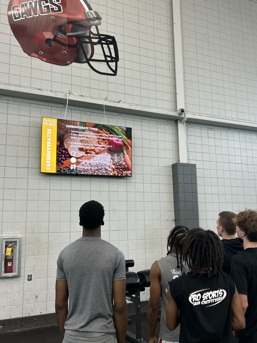 kade_mcgee7's tweet image. 𝐓𝐡𝐞 𝐖𝐞𝐢𝐠𝐡𝐭 𝐑𝐨𝐨𝐦 𝐢𝐬 𝐚 𝐂𝐥𝐚𝐬𝐬𝐫𝐨𝐨𝐦. 🏋️‍♂️📚

The weight room is more than just a place for athletes to train. It’s a room for students to learn. 

🍎Nutrition and Health Education lessons weekly promoting life long health and wellness using ➡️@critical_reload