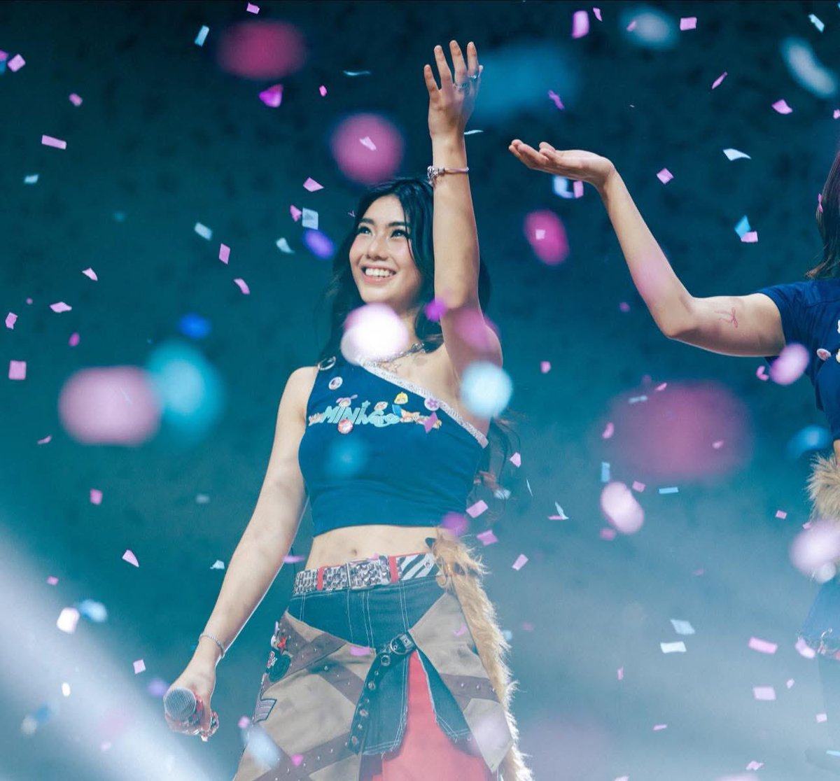 Her smile is the prettiest thing <a href="/bini_mikha/">mikha</a> ❤