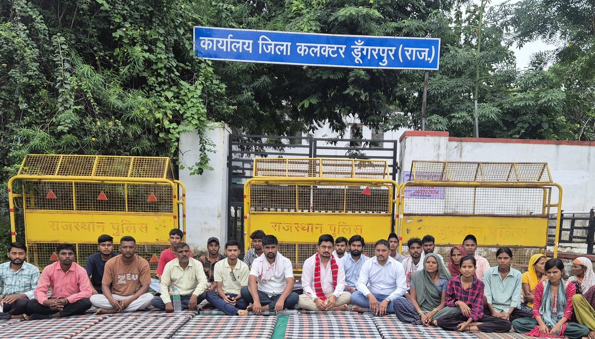 SunilroatR59176's tweet photo. दूसरे दिन भी ज़िला मुख्यालय पर धरना चलता रहा,
क्योंकि हमारी मांग अब भी अधूरी है।
👉 दोवड़ा पुलिस थाने के दोषी स्टाफ की बर्खास्तगी के बिना आंदोलन रुकेगा नहीं।
#दिलीप_अहारी_को_न्याय_दो
#दिलीप_अहारी_को_न्याय_दो https://t.co/j04I1SfREp