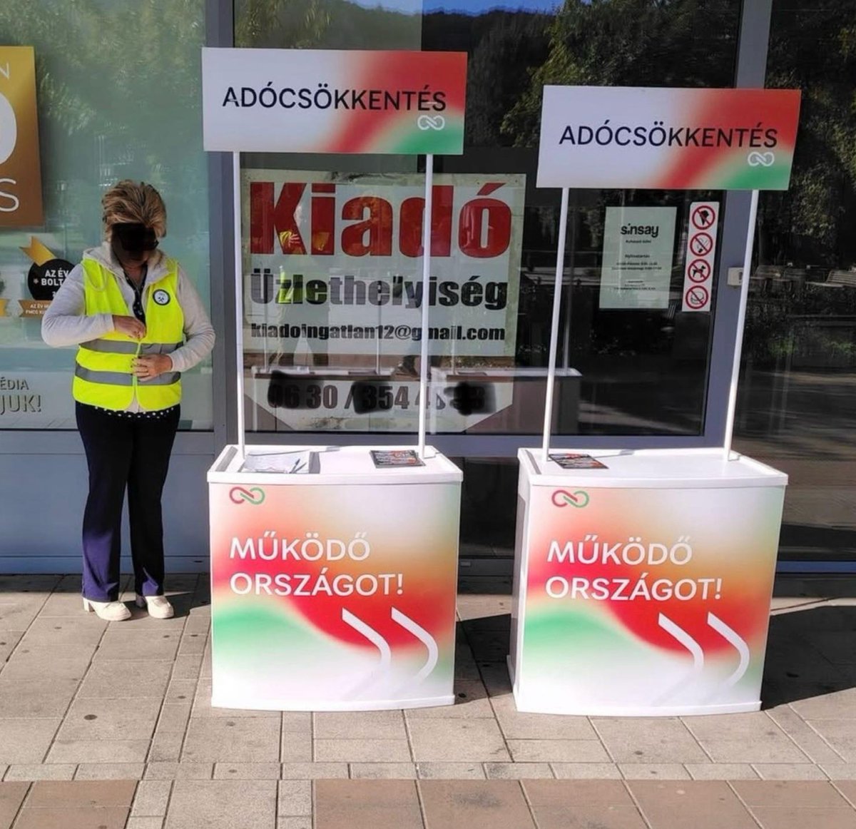 Szegény nénihez senki sem megy oda egész nap. Pedig csak annyit kellene tennie, hogy átírja a plakátot adóemelésre és máris sorokban kígyóznának a kígyók.. A tiszások progresszív adóemelést akarnak!

Az adócsökkentés a Fidesz programja.