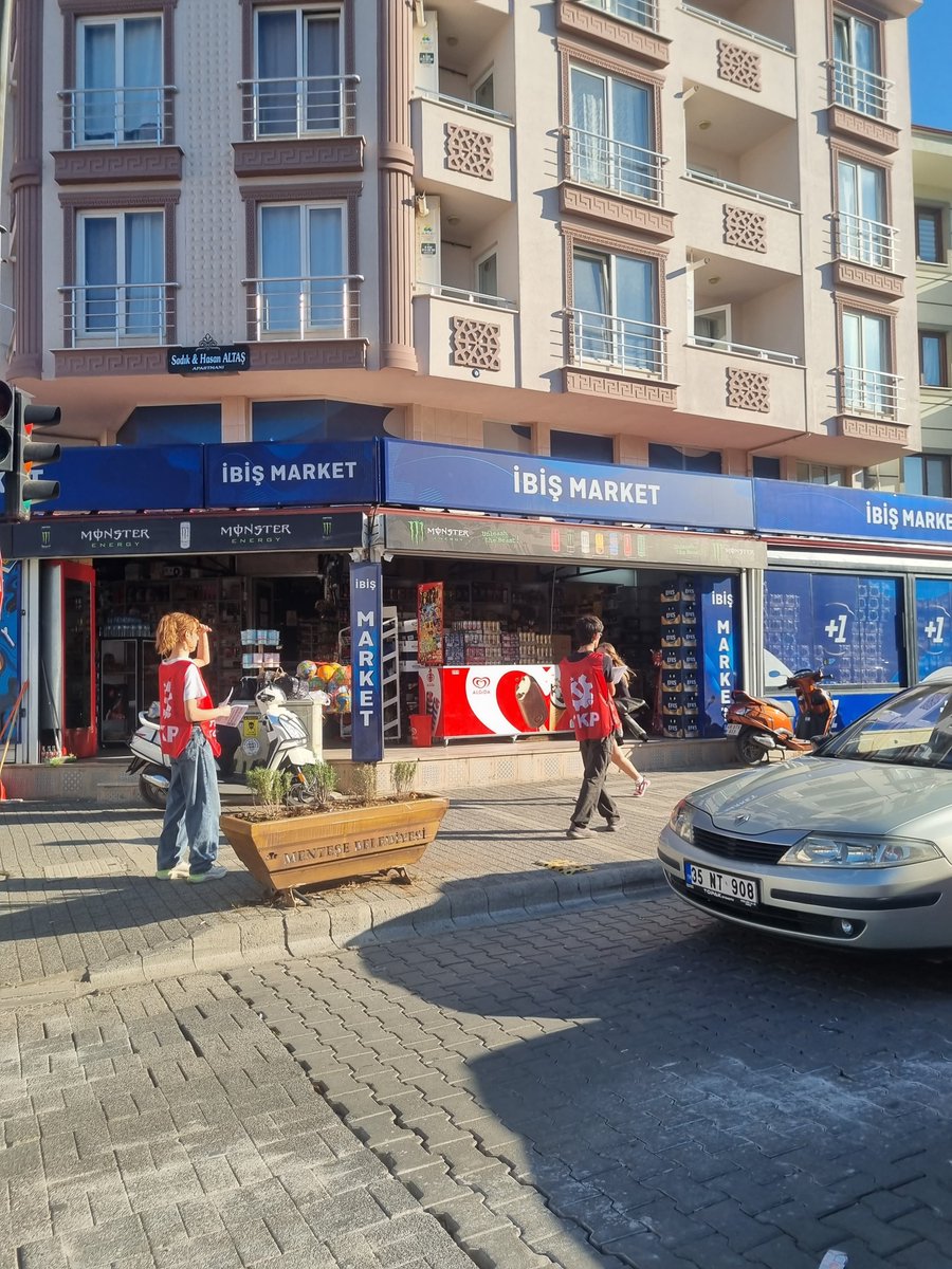 Bugün Kötekli'de "Ümmet, mürit, köle olmayacak kavgamızı kazanacağız!" bildirimizi dağıttık. Arkadaşlarımızı sosyalizm mücadelesine çağırdık.

Yeni Osmanlıcı ittifakın karşısında yaşasın Cumhuriyet!
Yaşasın Sosyalist Türkiye!