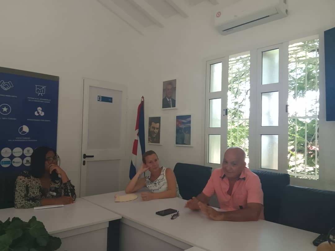 IND_NEXUS_SA's tweet photo. Se realiza intercambio entre el universo juvenil de NEXUS y el compañero Roberto López, quien fuera allegado al Comandante #Fidel Castro debido a la labor que realizaba siendo representante de las misiones Cuba Venezuela. #FidelPorSiempre https://t.co/gSxzY2PDPw