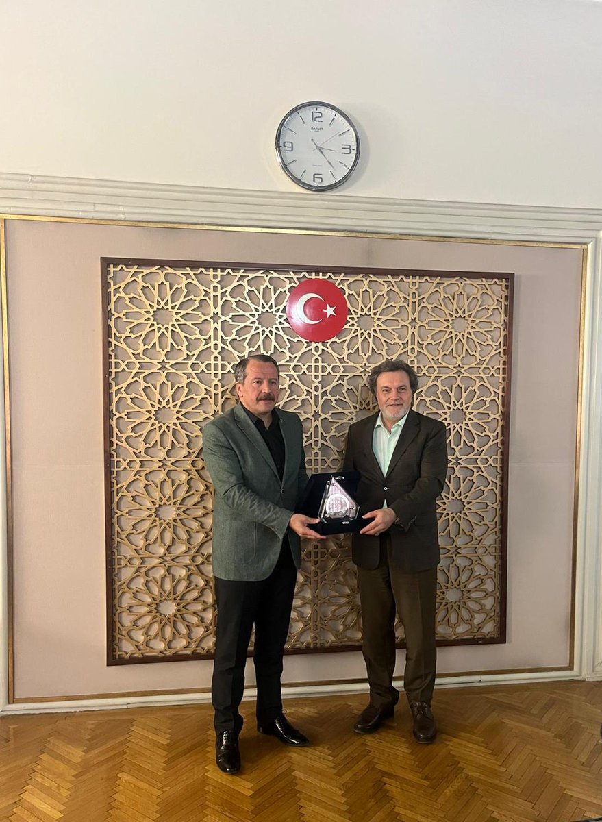 Büyükelçi Hicabi Kırlangıç, İran'ı ziyareti kapsamında Memur-Sen Genel Başkanı Ali Yalçın'ı Büyükelçiliğimizde ağırlamıştır.