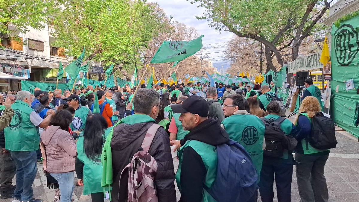 ¡No vamos a bajar los brazos! Está reforma del estatuto del empleado público, reforma laboral encubierta.