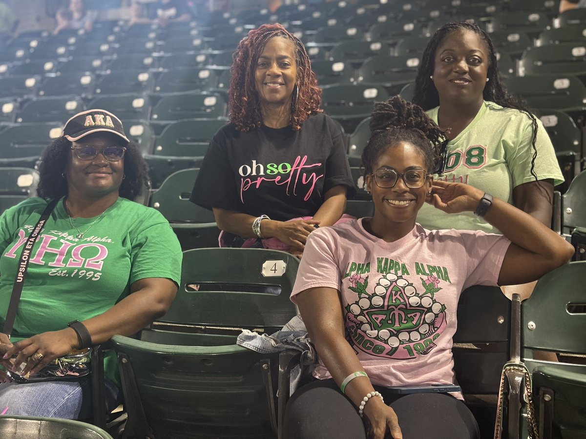 ivyleaf1908's tweet photo. Capped off last week with a Barons win #AKAUEO #Barons https://t.co/zm2nlQeCDZ
