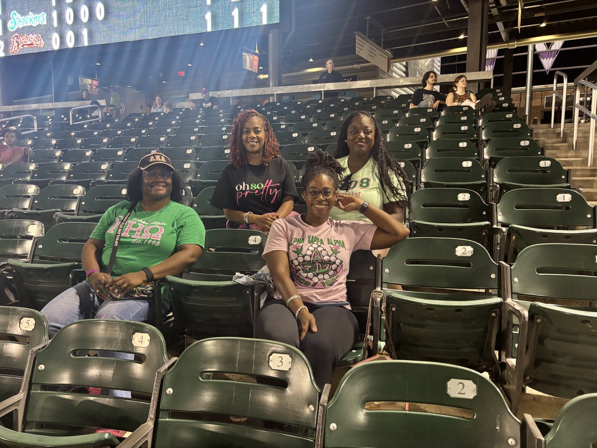 ivyleaf1908's tweet photo. Capped off last week with a Barons win #AKAUEO #Barons https://t.co/zm2nlQeCDZ