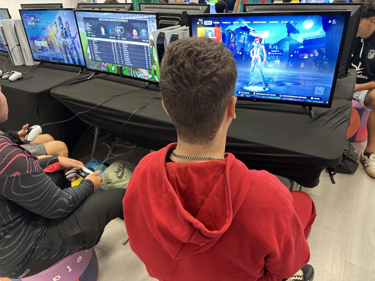 ifccastelar's tweet photo. Los estudiantes de 2º de GB de Informática de Oficina asistieron a Play Badajoz #GameFest. Nuevas tecnologías relacionadas con el sector de los videojuegos, como gafas de RV, simuladores, drones, impresión 3D, además de relacionarse con centros. ¡Lo pasaron genial! #fpgb #ifc https://t.co/4FS9mEzCI7
