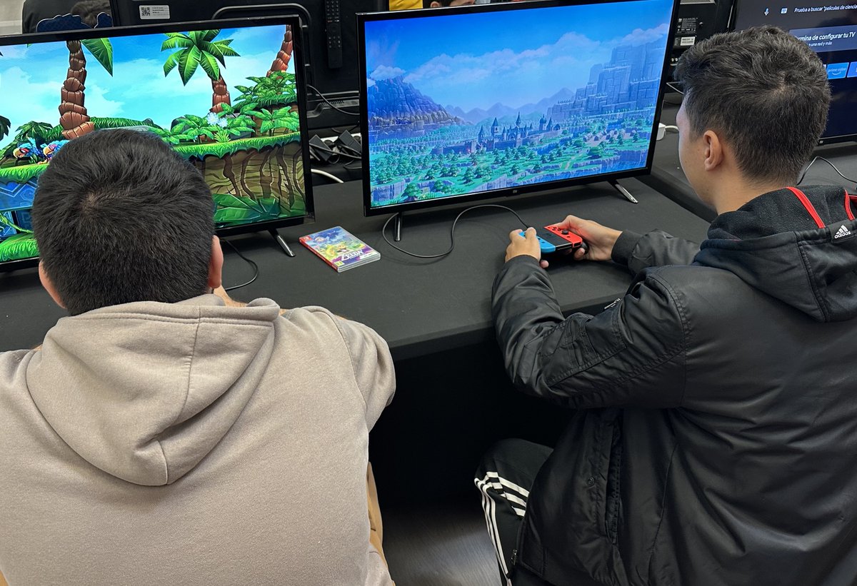 ifccastelar's tweet photo. Los estudiantes de 2º de GB de Informática de Oficina asistieron a Play Badajoz #GameFest. Nuevas tecnologías relacionadas con el sector de los videojuegos, como gafas de RV, simuladores, drones, impresión 3D, además de relacionarse con centros. ¡Lo pasaron genial! #fpgb #ifc https://t.co/4FS9mEzCI7