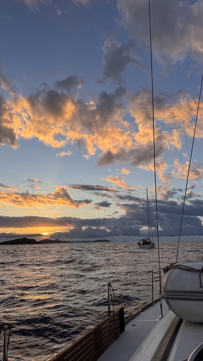 Digres_cz's tweet image. Náš team měl tentokrát mořský vítr v plachtách! ⛵️🌊 Podívejte se na nejnovější článek s fotkami a popisem celé naší plavby v Chorvatsku: digres.cz/teambuilding-n…
#Teambuilding #DigitalResources #Croatia #Jachting