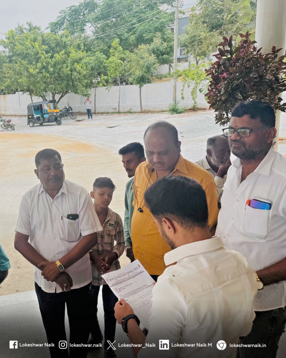 Lokeshwar__Naik's tweet photo. ಚಿತ್ರದುರ್ಗ ಜಿಲ್ಲೆ ಕಲಾವಿದರ ಸಂಘದ ಅಧ್ಯಕ್ಷರು ಹಾಗು ಪದಾಧಿಕಾರಿಗಳು ಇಂದು ನನ್ನನು ಚಿತ್ರದುರ್ಗ ನಗರದಲ್ಲಿ ಭೇಟಿಯಾದರು. https://t.co/1xVKf2UuTS