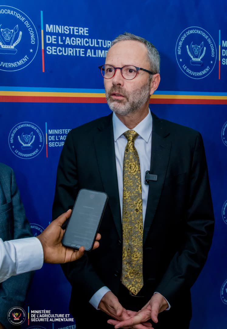 minagri_rdc's tweet photo. Coopération RDC–France: la France renforce son appui au secteur agricole en RDC, c’est dans cette optique que, S.E MUHINDO NZANGI Butondo Ministre d'Etat  à l'Agriculture et à la sécurité alimentaire a reçu l’Ambassadeur de France, S.E. Rémi Maréchaux.  
Au menu : renforcement des projets agricoles durables, sécurité alimentaire, désenclavement des zones de production & lutte contre la déforestation.  
#RDC #Agriculture #France #Développement #AFD
