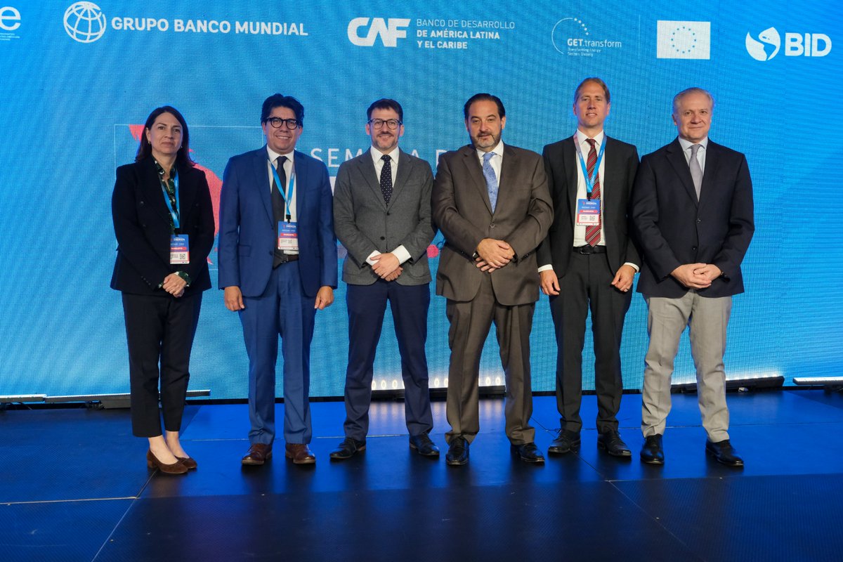 GobiernodeChile's tweet photo. Hoy dimos inicio a la #XSemanaDeLaEnergía de OLADE, el encuentro del sector energético más importante de la región. Se trata de un espacio clave para analizar los avances y desafíos energéticos de la región. 
Este encuentro abordará temas como descarbonización, modernización y digitalización del sector eléctrico, pilares para impulsar el desarrollo y una transición energética justa.
