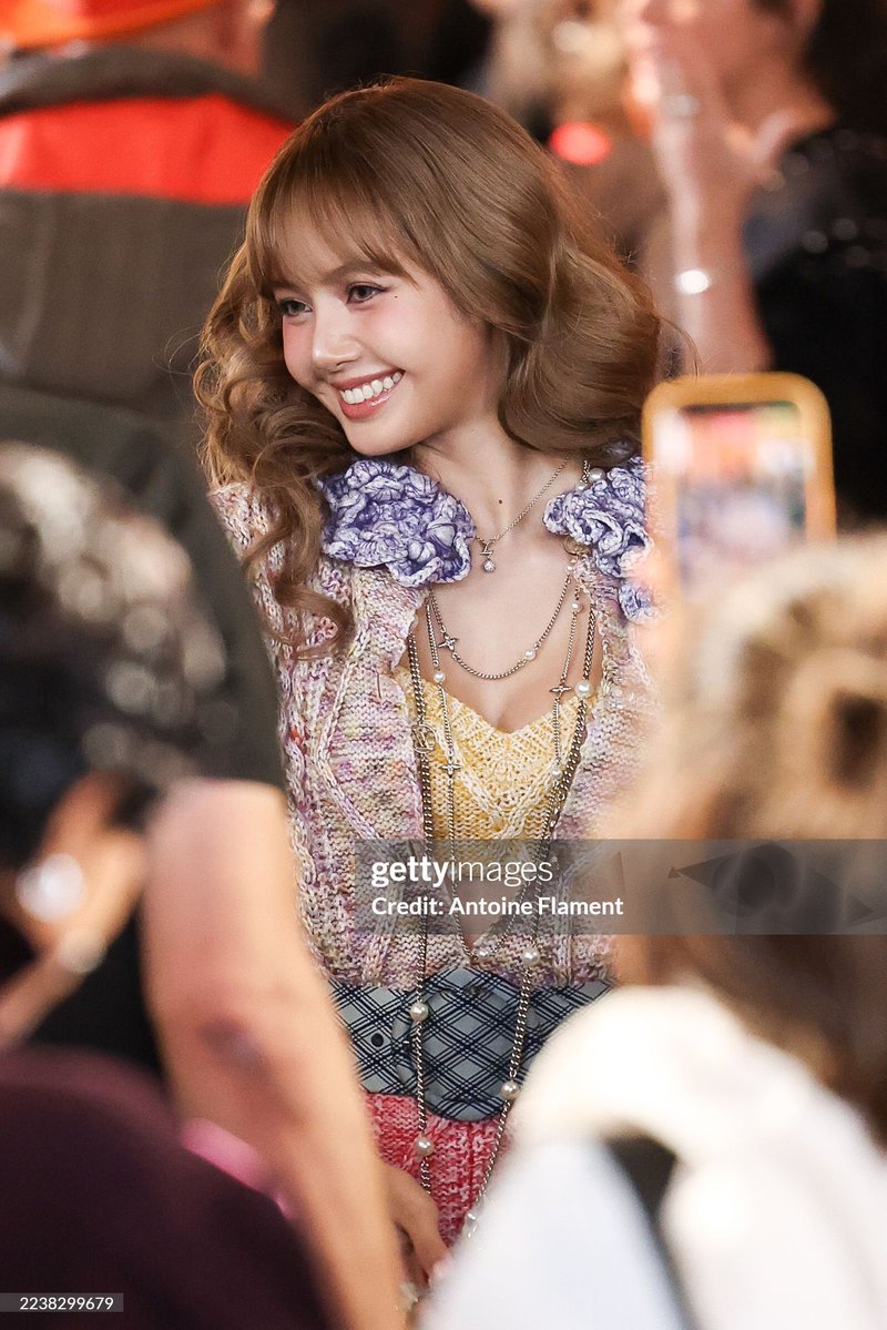 มุมไหนก็สวยค่ะ มุมข้างๆคือละมุนมาก💞

📸getty

LISA PARIS FASHION WEEK
#LVSS26 #LISAxLVSS26
#LISA #LISAxLouisVuitton 
#ParisFashionWeek #PFW
<a href="/wearelloud/">LLOUD</a> <a href="/LouisVuitton/">Louis Vuitton</a>
🧁🌻