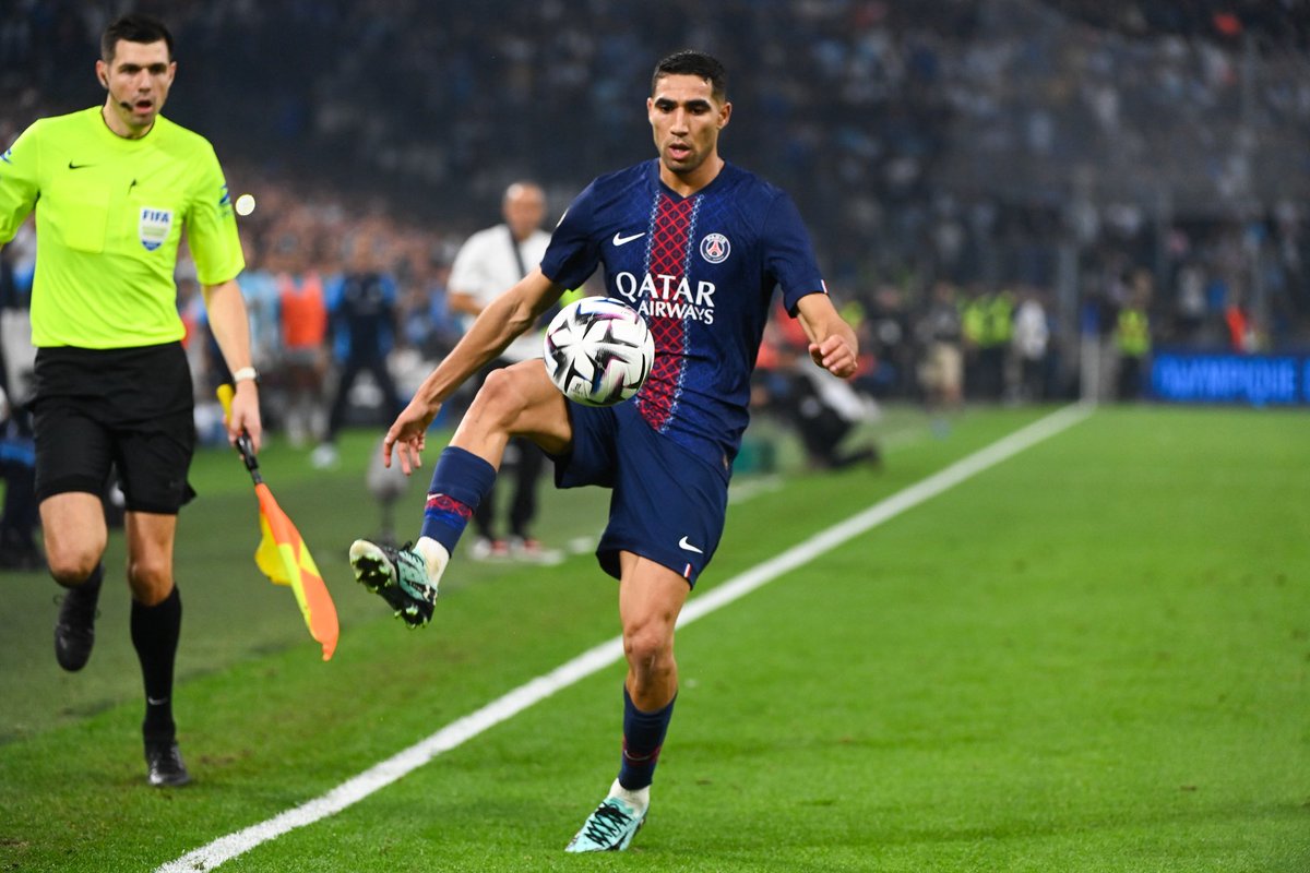 ActuFoot_'s tweet photo. Achraf Hakimi 🇲🇦 : « Le Ballon d’or ? 𝗖𝗘 𝗡’𝗘𝗦𝗧 𝗣𝗔𝗦 𝗨𝗡𝗘 𝗗𝗘́𝗖𝗘𝗣𝗧𝗜𝗢𝗡 𝗣𝗢𝗨𝗥 𝗠𝗢𝗜. 𝗘̂𝗧𝗥𝗘 𝗗𝗔𝗡𝗦 𝗟𝗘𝗦 𝟯𝟬 𝗖’𝗘𝗦𝗧 𝗨𝗡𝗘 𝗙𝗜𝗘𝗥𝗧𝗘́. 🌕

Quand je joue, je ne pense pas aux trophées individuels. Je cherche à remporter des prix avec mon équipe. » 🗣️

🎙️ conf. de presse via @IliesPeeters