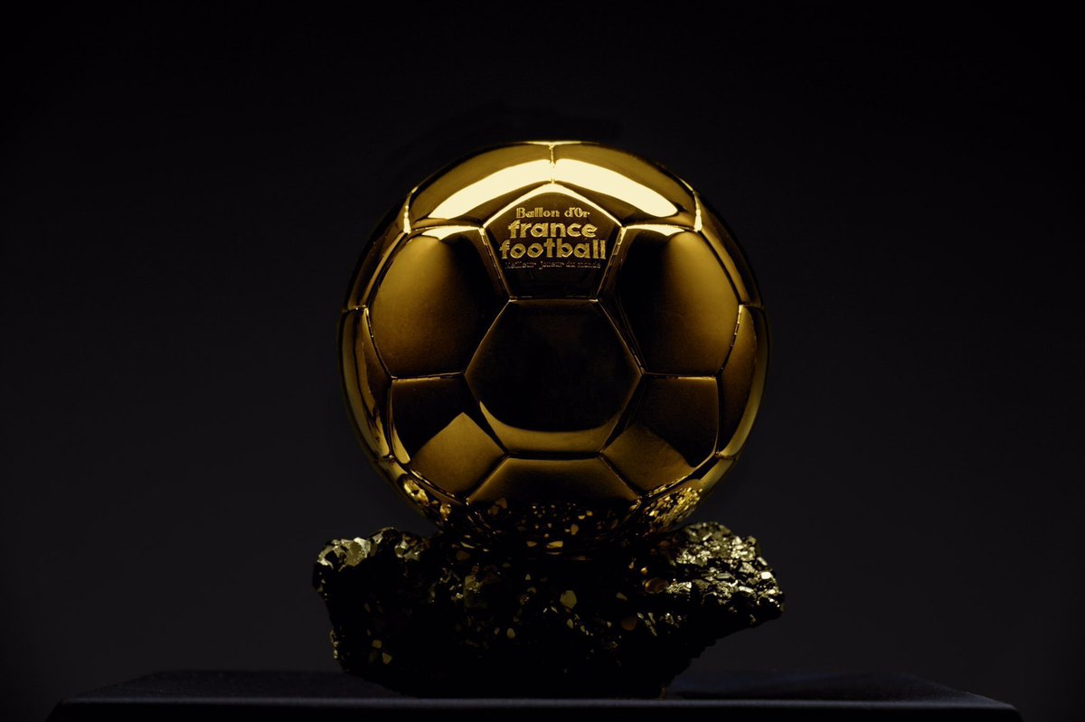 ActuFoot_'s tweet photo. Achraf Hakimi 🇲🇦 : « Le Ballon d’or ? 𝗖𝗘 𝗡’𝗘𝗦𝗧 𝗣𝗔𝗦 𝗨𝗡𝗘 𝗗𝗘́𝗖𝗘𝗣𝗧𝗜𝗢𝗡 𝗣𝗢𝗨𝗥 𝗠𝗢𝗜. 𝗘̂𝗧𝗥𝗘 𝗗𝗔𝗡𝗦 𝗟𝗘𝗦 𝟯𝟬 𝗖’𝗘𝗦𝗧 𝗨𝗡𝗘 𝗙𝗜𝗘𝗥𝗧𝗘́. 🌕

Quand je joue, je ne pense pas aux trophées individuels. Je cherche à remporter des prix avec mon équipe. » 🗣️

🎙️ conf. de presse via @IliesPeeters