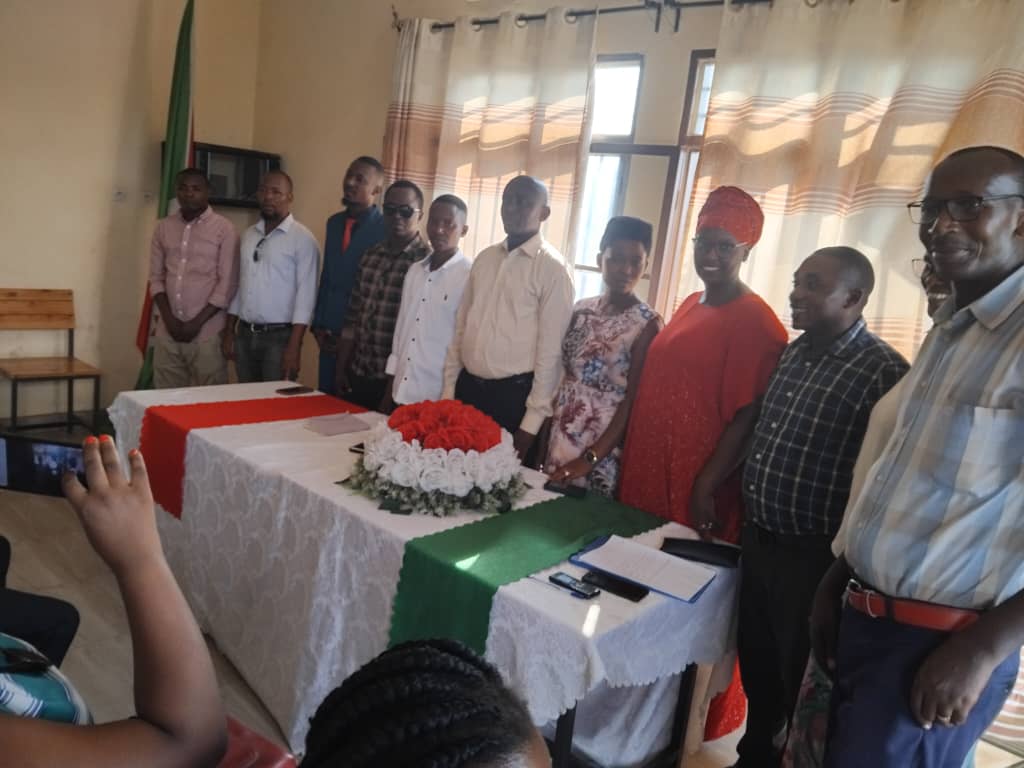ErnestBara75262's tweet photo. #Burundi #Nyakabiga
1.Ivyo bikorwa bikaba vyatanguriye muri Quartier #Nyakabiga yagutse bibandaniriza muri Quartier #Rumuri
Aho Izo nzego ziheruka kwitorerwa mwayo ma Quartiers zashimye zongera ziremerera Abenegihu ko bazobakorera nk'abasuku babo https://t.co/r35QqwafvX