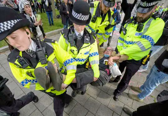 KakaniaUk23410's tweet image. this is Zack's dad known as #Bluebeard being carted off from outside Liverpool @UKLabour Conference for threatening to eat Sir Keir