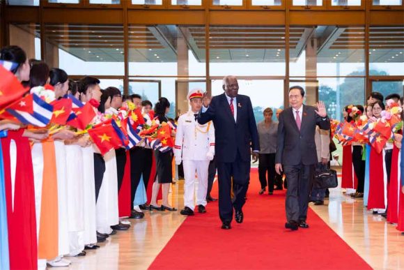 Presidente del Parlamento cubano recibe bienvenida solemne en Vietnam, a su homólogo cubano, #EstebanLazoHernández, quien inició una visita oficia.#CubaConVietnam #LatirAvileño