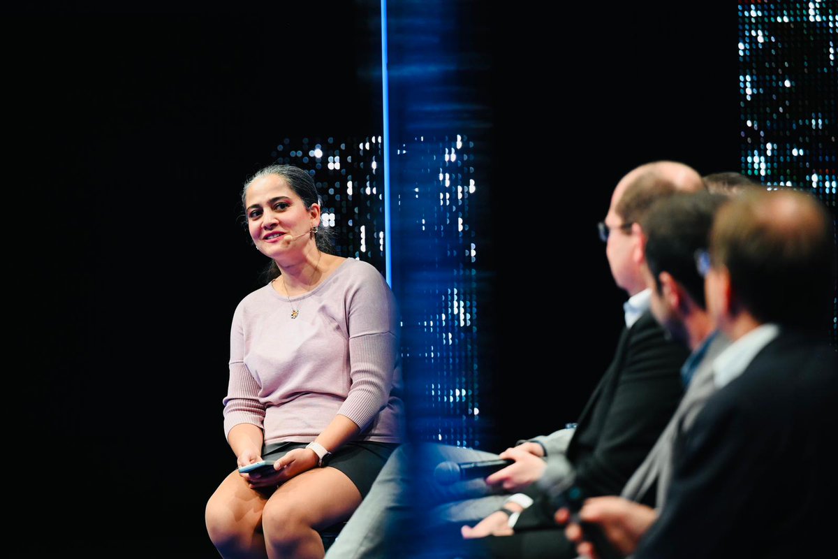 EuroHPC_JU's tweet photo. 💡 Afternoon highlights from #EuroHPCUserDays
➡️science tracks in action with speakers from different domains (chemical science, high energy physics & engineering)
➡️ AI Factory panel insights for Users Support
Networking reception starts soon! 📸 https://t.co/BjPGLJDukh