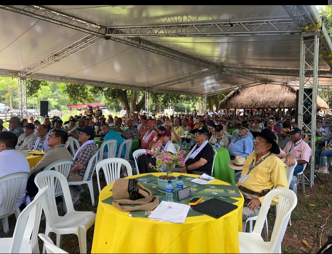 Así transcurrió el tercer día de la Gira Técnica Nacional Ganadera. Ganaderos, empresarios, campesinos y gremios se dieron cita en la finca Rancho Alegre en San Diego, Cesar, con un aforo lleno para compartir experiencias sobre ganadería sostenible. #GiraNacionalGanadera