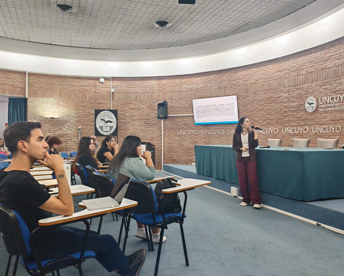 📚Ayer, en el Programa de Formación en Democracia y Desarrollo, abordamos el módulo sobre Políticas Migratorias🌎<a href="/GuzzoGiuliana/">Giuliana Guzzo</a> compartió su conocimiento y experiencia en ciudadanización, políticas públicas y participación electoral de migrantes en Argentina #siip #uncuyo