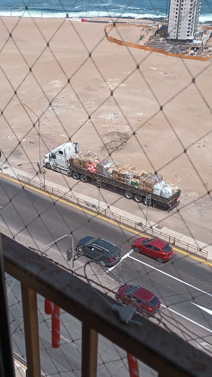 jorgesolimano's tweet photo. #iquique vecinos denuncian  y piden ayuda desde las  07.30 que ese camión estacionado en Avenida La Tirana con proyectada.
El problema cómo llegó a estacionarse ahí, pasó por sobre la vereda, las van a destruir así y además que otros van a copiar eso https://t.co/rjcSu5wlP6