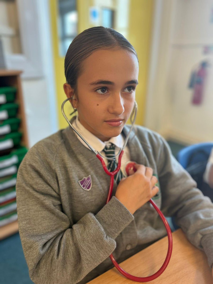 ManorParkSchSM1's tweet image. Year 6 scientists rocked their lesson on the circulatory system! 🤩 They learned to find their pulse and investigated the direct impact of exercise on their heart rate. The faster the activity, the higher the bpm! Great job collecting and analysing data! #MPPAScience