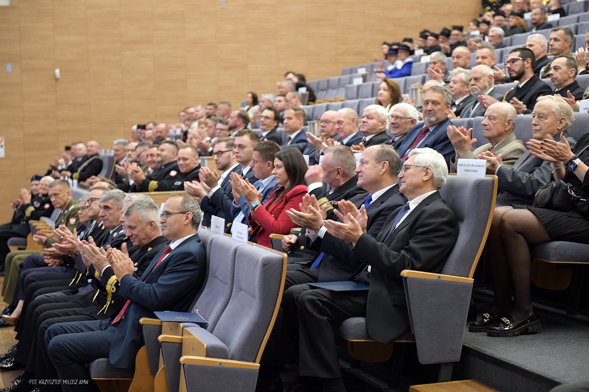 PGZ_pl's tweet photo. 🚢 @Akademia_MW zainaugurowała nowy rok akademicki!

🗣️ W uroczystości uczestniczył @Grabowski_JJ. Wiceprezes Zarządu PGZ wygłosił wykład inauguracyjny pt.: „Nowa era polskiej MW. Strategiczne znaczenie programu #Miecznik i współpracy z PGZ”.

📸 Fot. Krzysztof Miłosz / AMW https://t.co/lhhfgojjSk