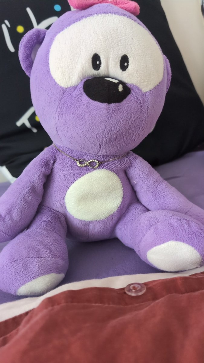 My necklace isn't pretty silver anymore so I can't wear it.... So I did this. Thank God I'm single, how u even begin to explain to someone how this level of batshit crazy 🧍🏻‍♀️