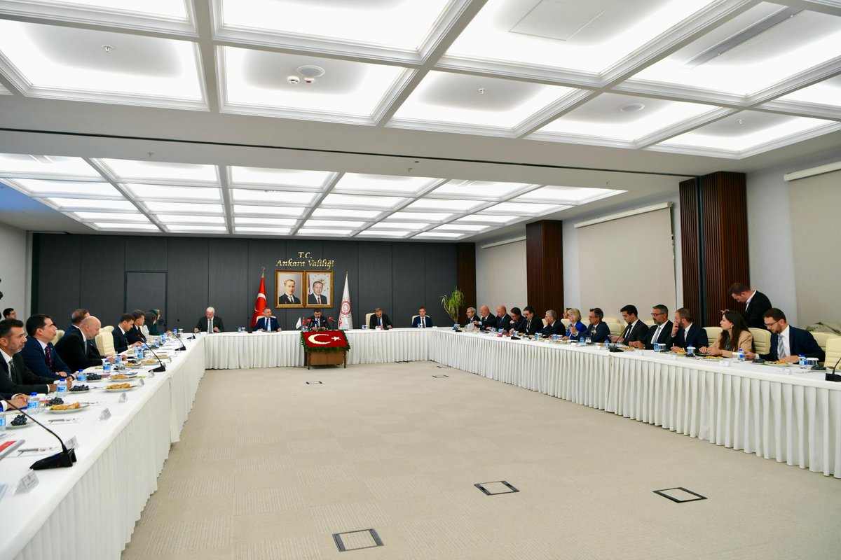 Başkentimiz Ankara’dan önemli dünya merkezlerine direkt uçuşlu uluslararası yeni destinasyonlar eklenmesine yönelik çalışmaların değerlendirilmesi amacıyla; 

Ankara Milletvekillerimiz, Büyükşehir Belediyesi, ilgili kurumlar, meslek kuruluşları, havayolu sektör temsilcileri,