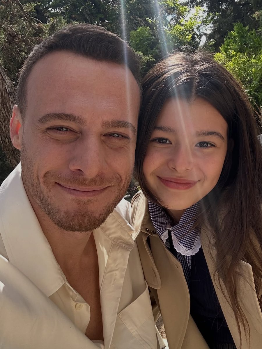 TheBursinMexico's tweet photo. 📷 | ¡Qué hermosa sorpresa! ❤️✨️Kerem Bürsin y Maya Başol se reunieron en el set de #Çarpıntı 

#KeremBürsin https://t.co/mAy9wAhxfk