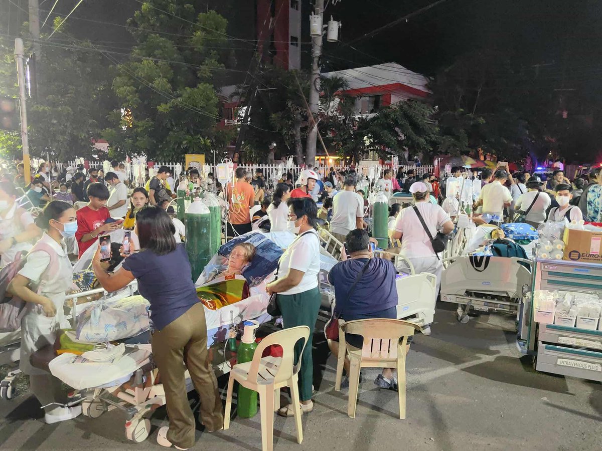 JPAbecillaPH's tweet photo. Biglang lumakas ang ulan pagkatapos ng lindol dito sa Cebu. Kawawa ang mga pasyenteng nilabas sa CCMC, public ospital ng Cebu City. Lord, please. 😢🙏

#LindolPH
#CebuEarthquake https://t.co/b9aRkmAzPl