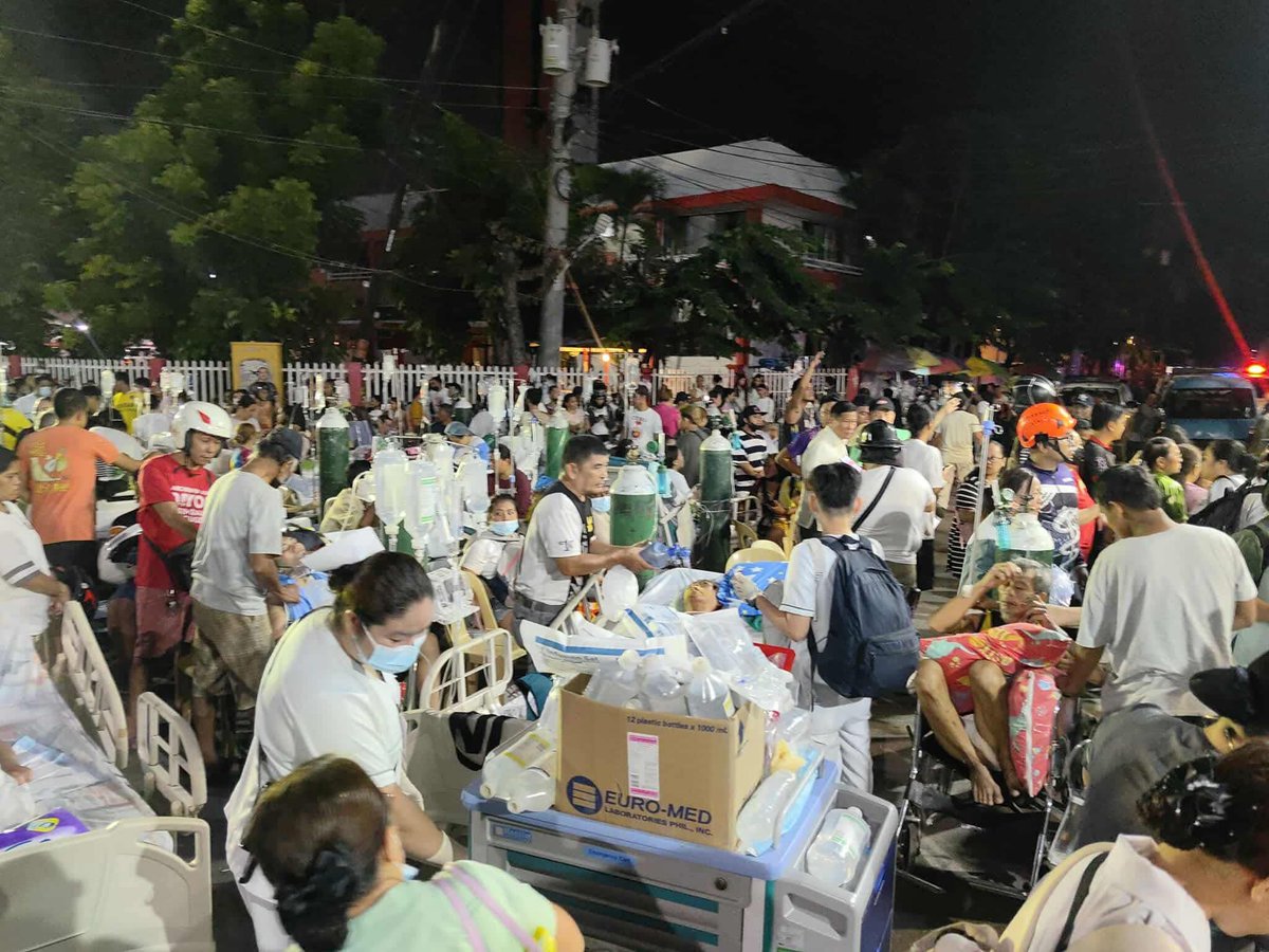 JPAbecillaPH's tweet photo. Biglang lumakas ang ulan pagkatapos ng lindol dito sa Cebu. Kawawa ang mga pasyenteng nilabas sa CCMC, public ospital ng Cebu City. Lord, please. 😢🙏

#LindolPH
#CebuEarthquake https://t.co/b9aRkmAzPl