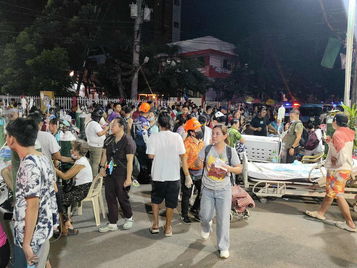 JPAbecillaPH's tweet photo. Biglang lumakas ang ulan pagkatapos ng lindol dito sa Cebu. Kawawa ang mga pasyenteng nilabas sa CCMC, public ospital ng Cebu City. Lord, please. 😢🙏

#LindolPH
#CebuEarthquake https://t.co/b9aRkmAzPl
