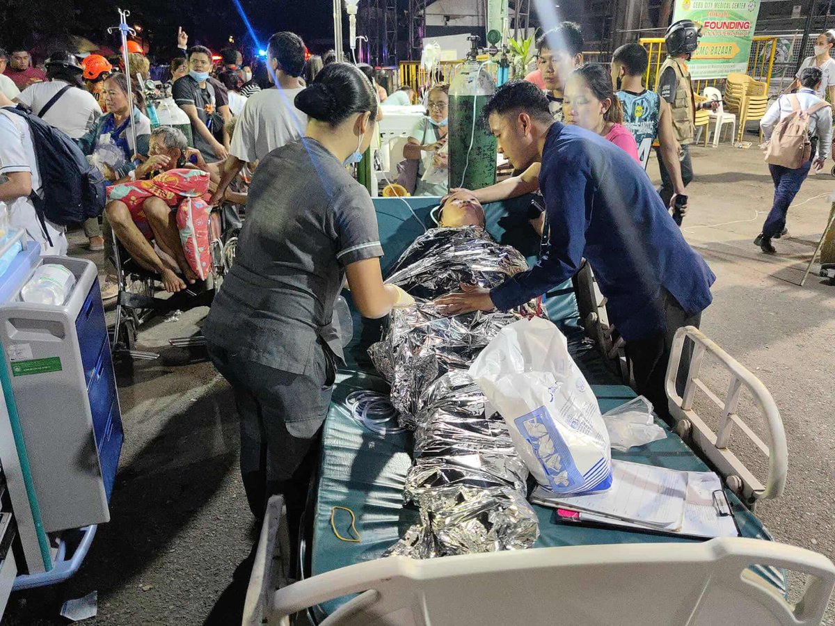 JPAbecillaPH's tweet photo. Biglang lumakas ang ulan pagkatapos ng lindol dito sa Cebu. Kawawa ang mga pasyenteng nilabas sa CCMC, public ospital ng Cebu City. Lord, please. 😢🙏

#LindolPH
#CebuEarthquake https://t.co/b9aRkmAzPl