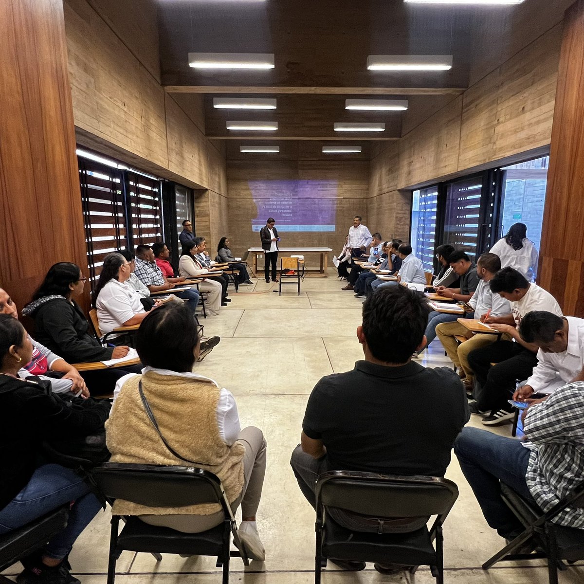 nahueloddone's tweet photo. Primera Mesa de Diálogo “Cadena de valor de la #miel en #Oaxaca, #México”

Las restricciones son un instrumento analítico para identificar los principales cuellos de botella que limitan la competitividad, la articulación territorial y la generación de valor agregado en una cadena https://t.co/ze0jT8sYOJ