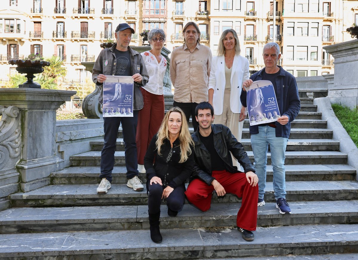 AdinberriFund's tweet photo. 🎭ADINBERRI acompaña a @adosteatroa en la presentación de #52hercios, obra teatral que se estrenará el día 3 en Donosti

✍🏻Esta se enmarca en la iniciativa contra la soledad Eco, que cuenta con el apoyo de ADINBERRI a través de su convocatoria de ayudas

ℹ️https://t.co/kfbkRsJ0ay https://t.co/6YflOXkvTv