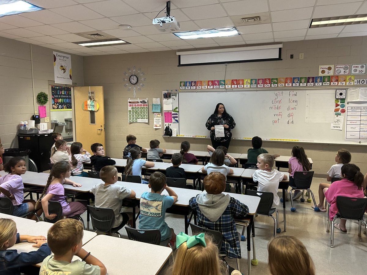 MHPTroopM's tweet photo. The question was, “Who has seen your parents texting and driving?” 😳 Thank you, Enterprise Attendance Center, for allowing us the opportunity to speak with your second graders about being responsible passengers. https://t.co/ueIdJIpmAY