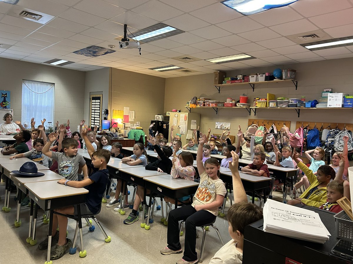 MHPTroopM's tweet photo. The question was, “Who has seen your parents texting and driving?” 😳 Thank you, Enterprise Attendance Center, for allowing us the opportunity to speak with your second graders about being responsible passengers. https://t.co/ueIdJIpmAY