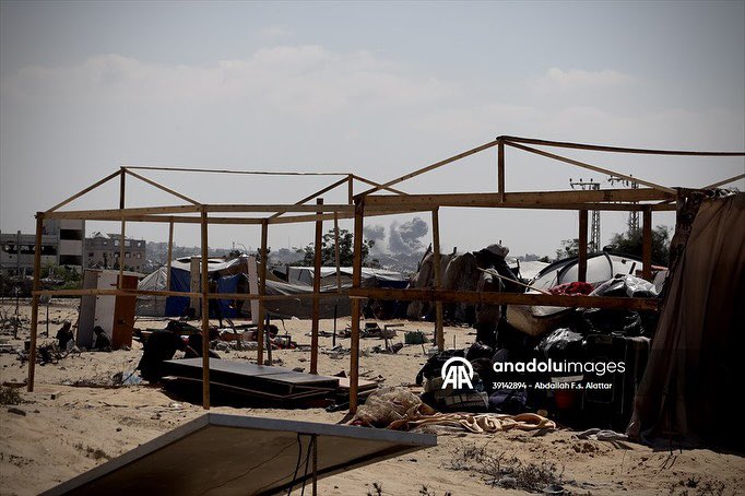 Abdallahallattr's tweet photo. Thousands of citizens were forcibly displaced from the northern Gaza Strip towards the south, after the decision of the Israeli army to evacuate and re-occupy the northern areas, the displaced people reached the city of Khan Younis. https://t.co/Ljwqzyak1G
