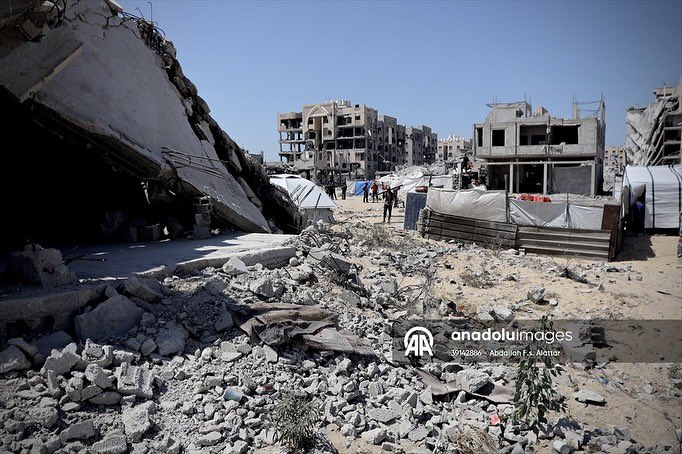 Abdallahallattr's tweet photo. Thousands of citizens were forcibly displaced from the northern Gaza Strip towards the south, after the decision of the Israeli army to evacuate and re-occupy the northern areas, the displaced people reached the city of Khan Younis. https://t.co/Ljwqzyak1G