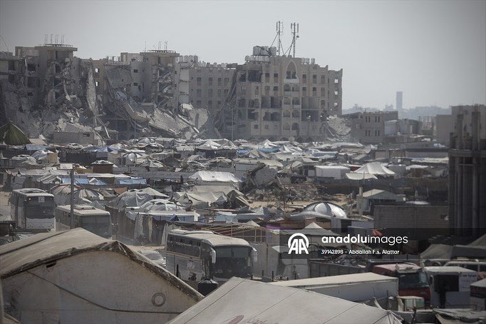 Abdallahallattr's tweet photo. Thousands of citizens were forcibly displaced from the northern Gaza Strip towards the south, after the decision of the Israeli army to evacuate and re-occupy the northern areas, the displaced people reached the city of Khan Younis. https://t.co/Ljwqzyak1G